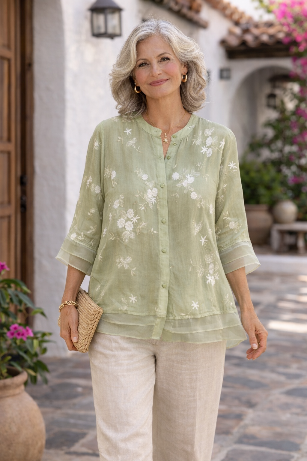 Noelia - Top Elegante con Flores Bordadas