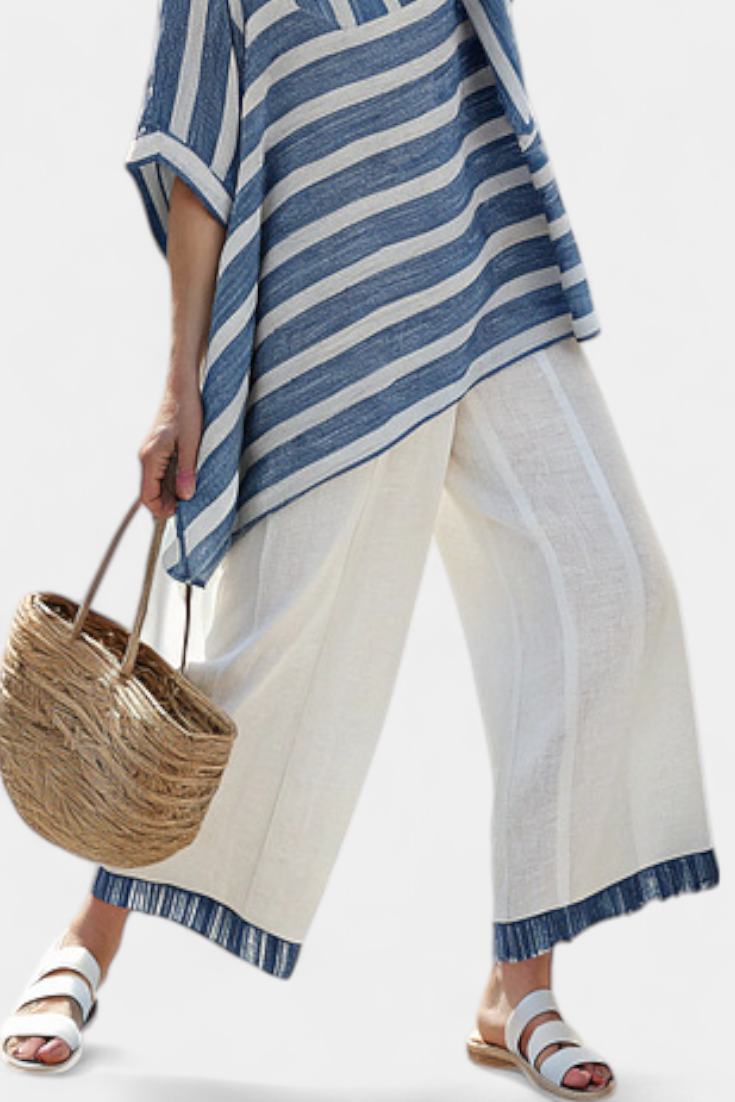 Ornella – blusa azul sofisticada a rayas y pantalones con detalles en el fondo